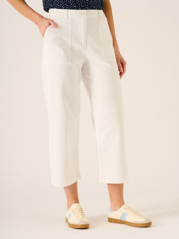 Ronny Wide Leg Chino Trousers In White 